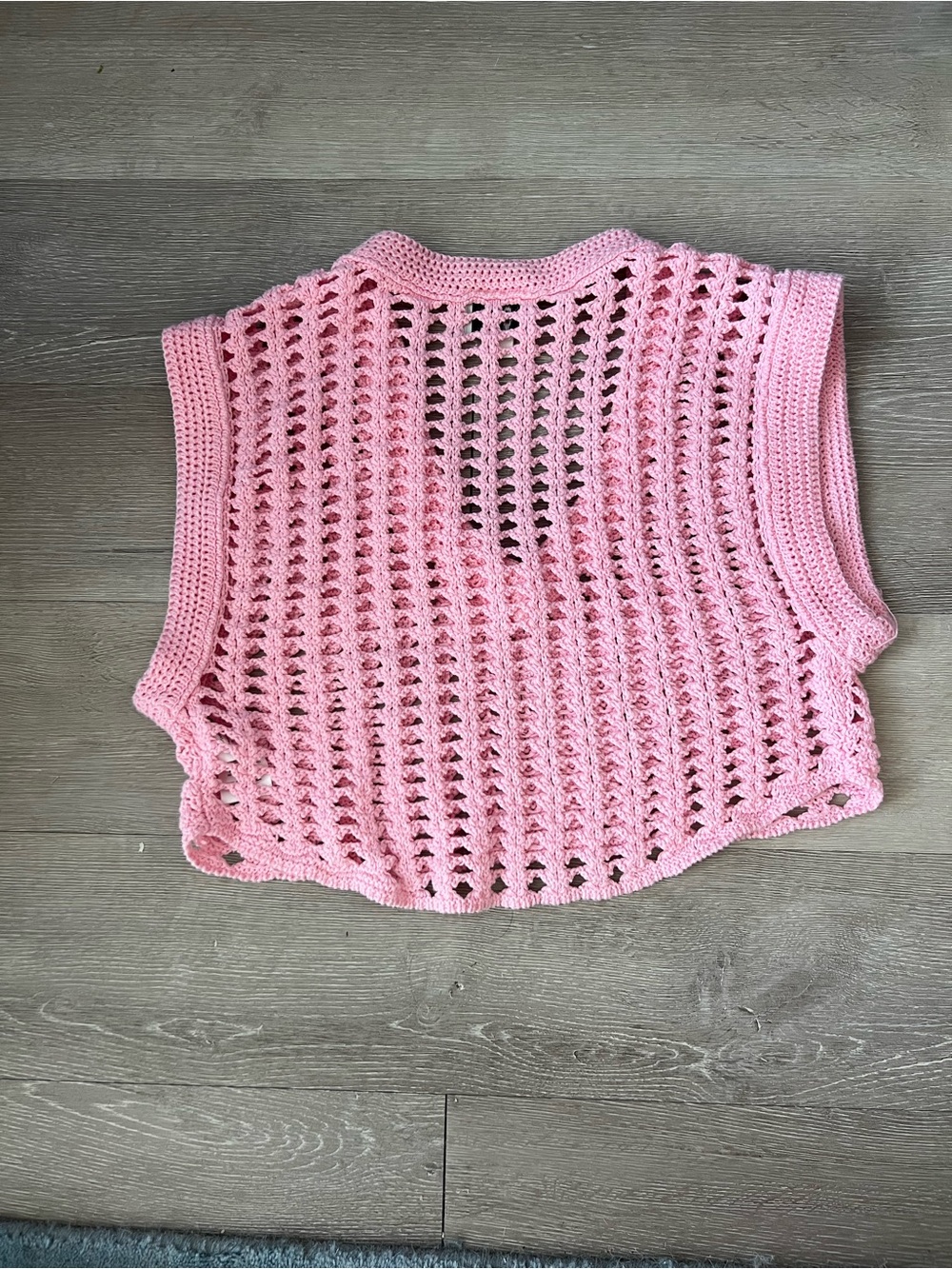 BDG Urban Outfitters Leigh Cropped Crochet Sweater Vest in Pink - Picture 3 of 8